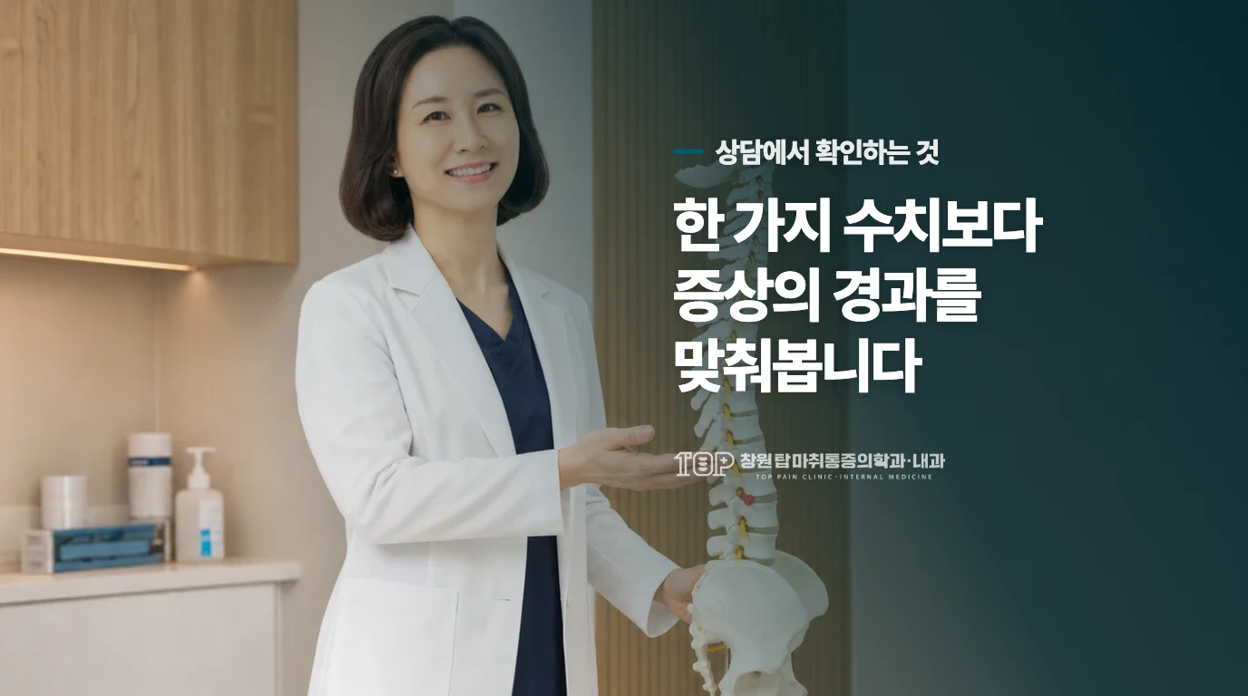 옆으로 누워 무릎 사이 쿠션을 조정하는 사람의 다리